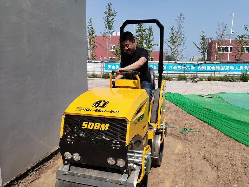 座駕振動壓路機(jī)在惡劣環(huán)境下如何工作？