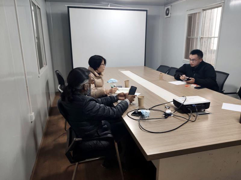 國外客戶來我廠考察，試駕奔馬小型壓路機