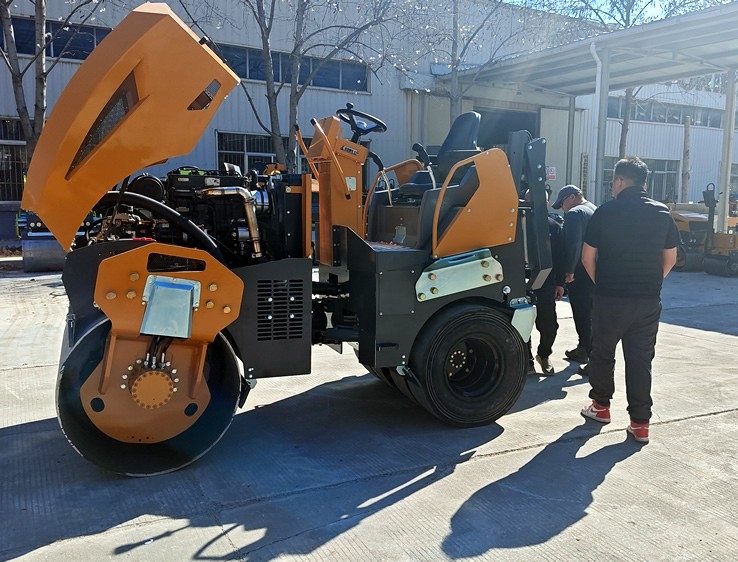 3月18日，哈薩克斯坦客戶來廠體驗考察5噸膠輪壓路機